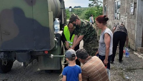 ВОЈСКА ПОСЛАЛА ЦИСТЕРНЕ: Помаже водоснабдевање угрожених општина ВОЈСКА ПОСЛАЛА ЦИСТЕРНЕ: Помаже водоснабдевање угрожених општина