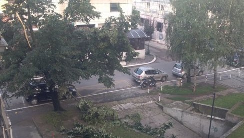 Олујно невреме однело ДЕО КРОВА крушевачке школе (ФОТО) Олујно невреме однело ДЕО КРОВА крушевачке школе (ФОТО)