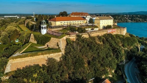 МЛАЂИ МУШКАРАЦ ПАО ЈУТРОС СА ПЕТРОВАРАДИНСКЕ ТВРЂАВЕ: У свесном стању превежен у Клинички центар Војводине