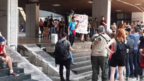 PREDSEDNIK IMA NAJVEĆI LEGITIMITET, MORA DA PRISUSTVUJE DIJALOGU Đorđević sa Instituta za uporedno pravo: Primaju platu, a ne rade PREDSEDNIK IMA NAJVEĆI LEGITIMITET, MORA DA PRISUSTVUJE DIJALOGU Đorđević sa Instituta za uporedno pravo: Primaju platu, a ne rade