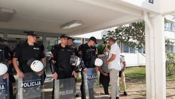 Будва, ухапшени град: Општину 15 дана чува полиција и приватно обезбеђење Будва, ухапшени град: Општину 15 дана чува полиција и приватно обезбеђење