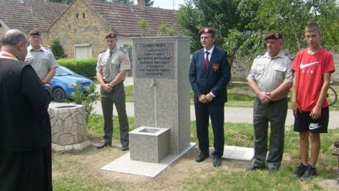 Kada je saznala da je poginuo, baki je puklo srce i sahranjeni su u istom danu: Podignuta Spomen-česma heroju sa Košara Kada je saznala da je poginuo, baki je puklo srce i sahranjeni su u istom danu: Podignuta Spomen-česma heroju sa Košara