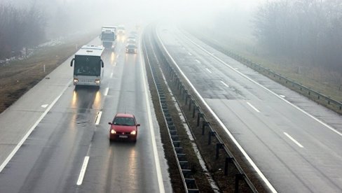 JAČI UDARI VETRA NA MOSTOVIMA, ZAHTEVNIJI USLOVI VOŽNJE ZBOG KIŠE: Na putevima kroz šumska područja ima polomljenog granja, vozači oprez JAČI UDARI VETRA NA MOSTOVIMA, ZAHTEVNIJI USLOVI VOŽNJE ZBOG KIŠE: Na putevima kroz šumska područja ima polomljenog granja, vozači oprez