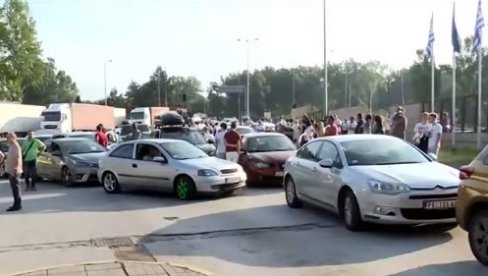 Naši turisti pojurili kako bi ušli u Grčku pre zatvaranja granica, ugostitelji sa Halkidikija očajni: Bez Srba smo propali Naši turisti pojurili kako bi ušli u Grčku pre zatvaranja granica, ugostitelji sa Halkidikija očajni: Bez Srba smo propali