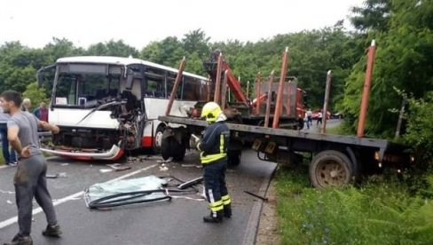 Težak udes kod Banjaluke: Više povređenih u sudaru kamiona i autobusa (FOTO) Težak udes kod Banjaluke: Više povređenih u sudaru kamiona i autobusa (FOTO)