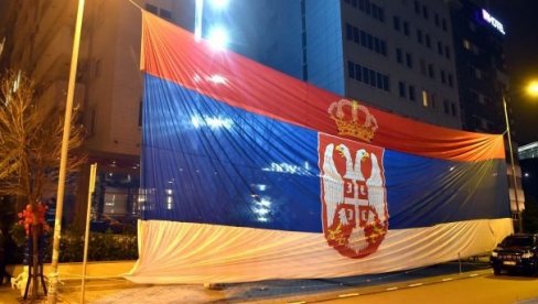 SRAMOTA USRED PODGORICE: Zastave Srbije i lažne države Kosovo jedna do druge (FOTO) SRAMOTA USRED PODGORICE: Zastave Srbije i lažne države Kosovo jedna do druge (FOTO)