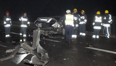 STRAŠNA saobraćajka kod Obrenovca: Poginuo muškarac, vatrogasci izvukli povređenog mladića STRAŠNA saobraćajka kod Obrenovca: Poginuo muškarac, vatrogasci izvukli povređenog mladića
