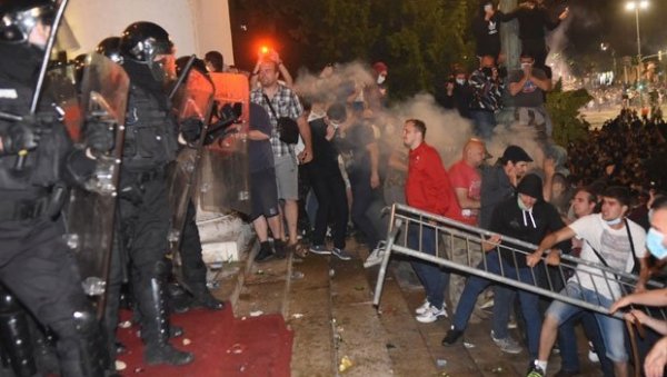 Осуде догађаја испред парламента: У Скупштину се улази на изборима, а не упада са улице Осуде догађаја испред парламента: У Скупштину се улази на изборима, а не упада са улице