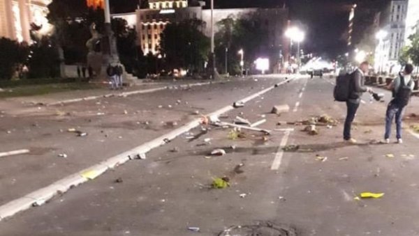 Ово је део хаоса који су хулигани који су уништавали и палили Београд ноћас оставили за собом (ФОТО) Ово је део хаоса који су хулигани који су уништавали и палили Београд ноћас оставили за собом (ФОТО)