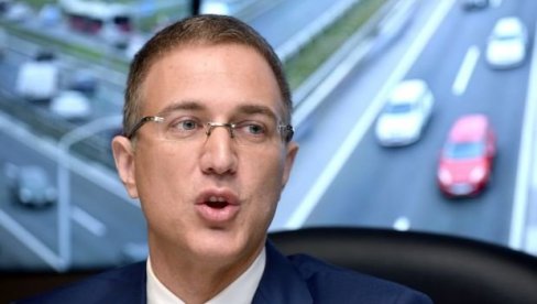 Stefanović: Napadi na policajce su nedopustivi i nećemo ih tolerisati Stefanović: Napadi na policajce su nedopustivi i nećemo ih tolerisati