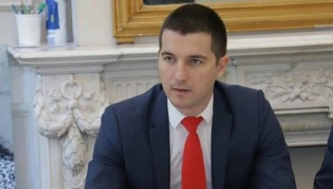 БЕЧИЋ СА АМБАСАДОРКОМ ВЕЛИКЕ БРИТАНИЈЕ: Формирање владе успоравају различите визије Спајића и Милатовића БЕЧИЋ СА АМБАСАДОРКОМ ВЕЛИКЕ БРИТАНИЈЕ: Формирање владе успоравају различите визије Спајића и Милатовића