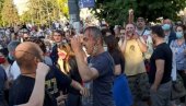 Nasilni demonstranti napali Sergeja Trifunovića i razbili mu glavu (FOTO) Nasilni demonstranti napali Sergeja Trifunovića i razbili mu glavu (FOTO)