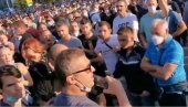 Pogledajte snimak napada na Sergeja Trifunovića ispred Skupštine Srbije (VIDEO) Pogledajte snimak napada na Sergeja Trifunovića ispred Skupštine Srbije (VIDEO)