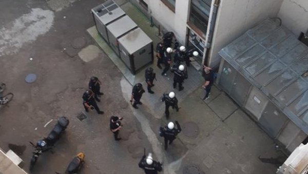 У Новом Саду демонстранти напали зграду покрајинског јавног сервиса: РАЗБИЛИ СТАКЛО НА ЗГРАДИ РТВ У Новом Саду демонстранти напали зграду покрајинског јавног сервиса: РАЗБИЛИ СТАКЛО НА ЗГРАДИ РТВ