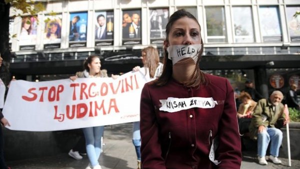 Трговцима људи суди се по 15 година Трговцима људи суди се по 15 година