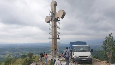 Крст на Големом камену - туристичка атракција и нови симбол живота Крст на Големом камену - туристичка атракција и нови симбол живота