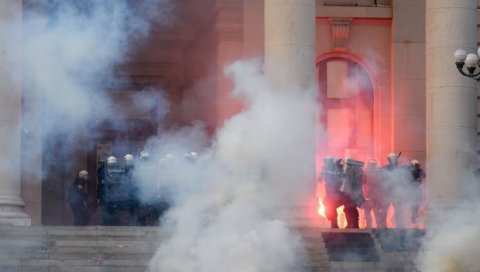 ТУЧЕ, БАКЉЕ, БЛОКАДА ВОЗИЛА ХИТНЕ ПОМОЋИ: Ево како изгледају демонстрације оних који данас протестују против насиља (ВИДЕО)