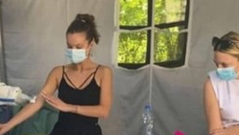СЛАВИЦА ЋУКТЕРАШ И МИЛИЦА ТОДОРОВИЋ ПОНОВО У КОВИД АМБУЛАНТИ (ФОТО) СЛАВИЦА ЋУКТЕРАШ И МИЛИЦА ТОДОРОВИЋ ПОНОВО У КОВИД АМБУЛАНТИ (ФОТО)