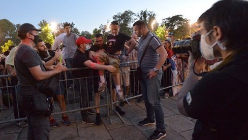 Međusobni obračun demonstranata, jedna osoba izbodena nožem (VIDEO) Međusobni obračun demonstranata, jedna osoba izbodena nožem (VIDEO)