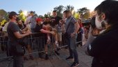 Međusobni obračun demonstranata, jedna osoba izbodena nožem (VIDEO) Međusobni obračun demonstranata, jedna osoba izbodena nožem (VIDEO)