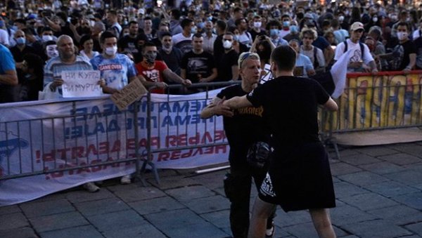 ПОЛИЦИЈА УХАПСИЛА ОСУМЊИЧЕНОГ: Погледајте снимак који је настао након међусобног обрачуна демонстраната (ВИДЕО) ПОЛИЦИЈА УХАПСИЛА ОСУМЊИЧЕНОГ: Погледајте снимак који је настао након међусобног обрачуна демонстраната (ВИДЕО)