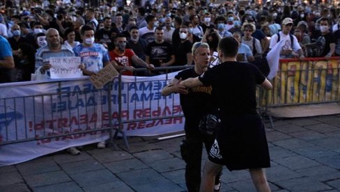 ПОЛИЦИЈА УХАПСИЛА ОСУМЊИЧЕНОГ: Погледајте снимак који је настао након међусобног обрачуна демонстраната (ВИДЕО) ПОЛИЦИЈА УХАПСИЛА ОСУМЊИЧЕНОГ: Погледајте снимак који је настао након међусобног обрачуна демонстраната (ВИДЕО)