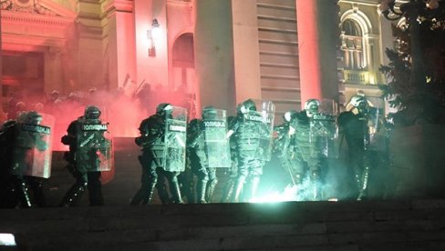 ПОГЛЕДАЈТЕ СЛИКЕ БРУТАЛНОГ НАСИЉА ДЕМОНСТРАНАТА ИСПРЕД СКУПШТИНЕ (ФОТО) ПОГЛЕДАЈТЕ СЛИКЕ БРУТАЛНОГ НАСИЉА ДЕМОНСТРАНАТА ИСПРЕД СКУПШТИНЕ (ФОТО)
