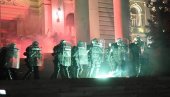 POGLEDAJTE SLIKE BRUTALNOG NASILJA DEMONSTRANATA ISPRED SKUPŠTINE (FOTO) POGLEDAJTE SLIKE BRUTALNOG NASILJA DEMONSTRANATA ISPRED SKUPŠTINE (FOTO)