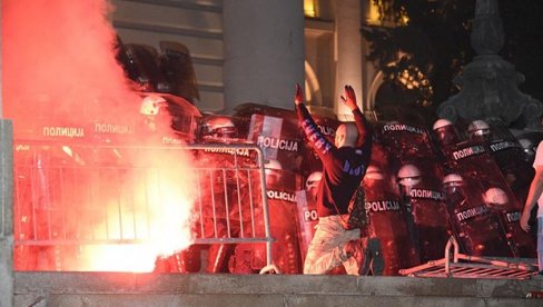 ZAPALIO PET POLICIJSKIH VOZILA TOKOM PROTESTA 2020. ISPRED SKUPŠTINE: Izrečena kazna Vuku Tici ZAPALIO PET POLICIJSKIH VOZILA TOKOM PROTESTA 2020. ISPRED SKUPŠTINE: Izrečena kazna Vuku Tici