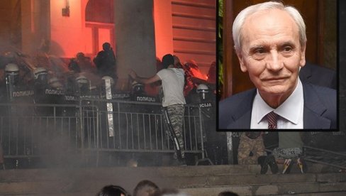 УХАПШЕН СИН ПЕТРА ШКУНДРИЋА: Покушао да упадне у Скупштину са бејзбол палицом, позивао се на Ивицу Дачића УХАПШЕН СИН ПЕТРА ШКУНДРИЋА: Покушао да упадне у Скупштину са бејзбол палицом, позивао се на Ивицу Дачића