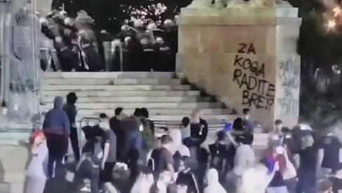 ТРЕНУТАК КАДА ХУЛИГАНИ КРЕЋУ НАПАД НА ПОЛИЦИЈУ, након чега је полиција била принуђена да реагује (ВИДЕО) ТРЕНУТАК КАДА ХУЛИГАНИ КРЕЋУ НАПАД НА ПОЛИЦИЈУ, након чега је полиција била принуђена да реагује (ВИДЕО)