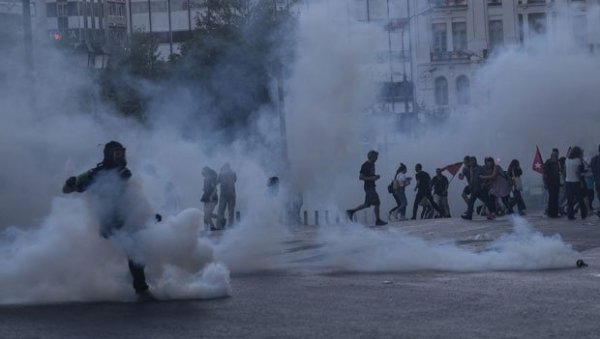УЛИЧНЕ БОРБЕ У ЦЕНТРУ АТИНЕ: Закон о демонстрацијама изазвао протесте у Грчкој УЛИЧНЕ БОРБЕ У ЦЕНТРУ АТИНЕ: Закон о демонстрацијама изазвао протесте у Грчкој