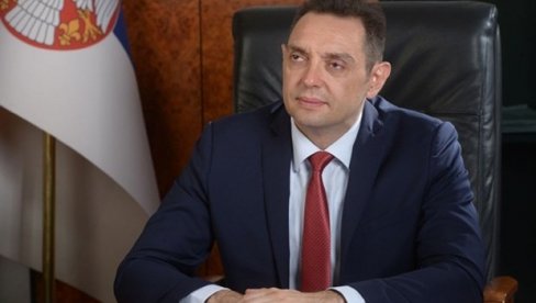 MINISTAR VULIN: Niko u BiH nije ni pokušao da sazna imena nalogodavaca i izvršilaca pokušaja ubistva Aleksandra Vučića u Srebrenici MINISTAR VULIN: Niko u BiH nije ni pokušao da sazna imena nalogodavaca i izvršilaca pokušaja ubistva Aleksandra Vučića u Srebrenici