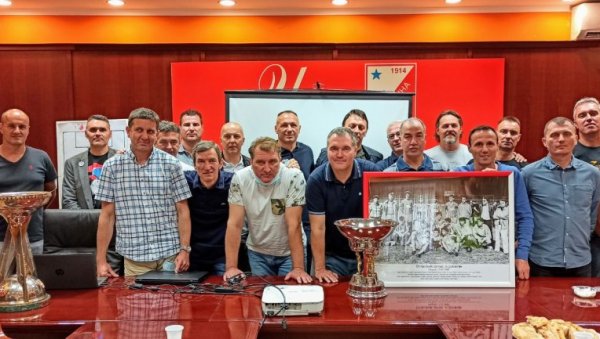 СЕЋАЊА СВЕЖА ТРИ ДЕЦЕНИЈЕ: Окупила се шампионска генерација омладинаца Војводине из 1990. године СЕЋАЊА СВЕЖА ТРИ ДЕЦЕНИЈЕ: Окупила се шампионска генерација омладинаца Војводине из 1990. године