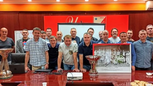 СЕЋАЊА СВЕЖА ТРИ ДЕЦЕНИЈЕ: Окупила се шампионска генерација омладинаца Војводине из 1990. године СЕЋАЊА СВЕЖА ТРИ ДЕЦЕНИЈЕ: Окупила се шампионска генерација омладинаца Војводине из 1990. године