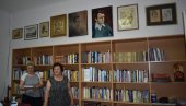 ČUVAJU LEGATE KNJIŽEVNIKA I SLIKARA: Novi Kozarci, kod Kikinde, ponosni na poklone Zdravka Mandića i Đoke Stojičića ČUVAJU LEGATE KNJIŽEVNIKA I SLIKARA: Novi Kozarci, kod Kikinde, ponosni na poklone Zdravka Mandića i Đoke Stojičića