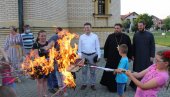 LILE OSVETLILE MAJEVICU: Radost mališana uoči Petrovdana u Ugljeviku LILE OSVETLILE MAJEVICU: Radost mališana uoči Petrovdana u Ugljeviku