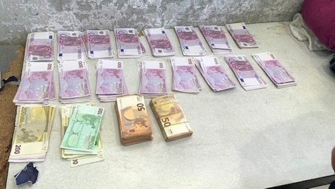 ЗАПЛЕНА НОВЦА НА ХОРГОШУ: У јастуке сакрили 400.000 евра ЗАПЛЕНА НОВЦА НА ХОРГОШУ: У јастуке сакрили 400.000 евра