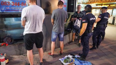 POLICIJA OBAVILA PRETRES: Kod huligana pronašla molotovljeve koktele POLICIJA OBAVILA PRETRES: Kod huligana pronašla molotovljeve koktele