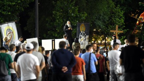 ПРИВЕДЕНО НЕКОЛИКО ДЕМОНСТРАНАТА: Полиција пред поноћ одговорила на провокације ПРИВЕДЕНО НЕКОЛИКО ДЕМОНСТРАНАТА: Полиција пред поноћ одговорила на провокације