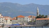 STRAVIČNA NESREĆA U BUDVI: U sudaru jahte i barke poginula devojka STRAVIČNA NESREĆA U BUDVI: U sudaru jahte i barke poginula devojka