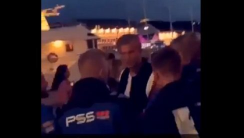 ХАЛАНД ПОНИЖЕН У ДОМОВИНИ: Млади нападач силом избачен из ноћног клуба (ВИДЕО) ХАЛАНД ПОНИЖЕН У ДОМОВИНИ: Млади нападач силом избачен из ноћног клуба (ВИДЕО)