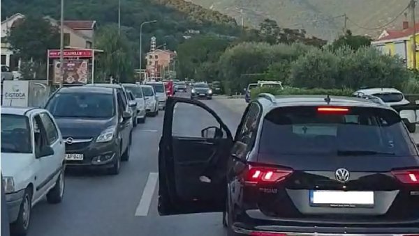 ПОЛИЦИЈА ЗАУСТАВИЛА КОЛОНУ: „Пресечена ауто литија од Будве до Новог ПОЛИЦИЈА ЗАУСТАВИЛА КОЛОНУ: „Пресечена ауто литија од Будве до Новог
