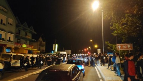 ПОЛИЦИЈА СЕ ПРЕПРЕЧИЛА У МЕСТУ РАКОЊЕ : Ухапшена двојица учесника ауто литије (ФОТО, ВИДЕО) ПОЛИЦИЈА СЕ ПРЕПРЕЧИЛА У МЕСТУ РАКОЊЕ : Ухапшена двојица учесника ауто литије (ФОТО, ВИДЕО)