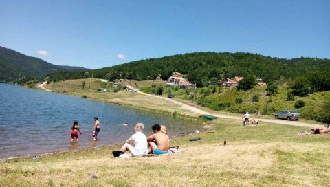 ЈЕЗЕРА ИСПРЕД БАЗЕНА: Нишлија које траже расхлађивање ван домова трипут мањи него лане ЈЕЗЕРА ИСПРЕД БАЗЕНА: Нишлија које траже расхлађивање ван домова трипут мањи него лане