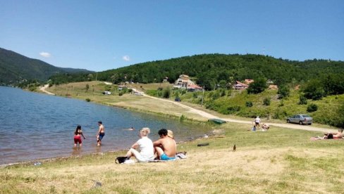JEZERA ISPRED BAZENA: Nišlija koje traže rashlađivanje van domova triput manji nego lane JEZERA ISPRED BAZENA: Nišlija koje traže rashlađivanje van domova triput manji nego lane