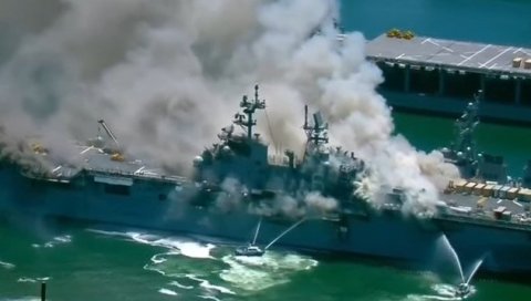 ЕКСПЛОЗИЈА У АМЕРИЧКОЈ ВОЈНОЈ БАЗИ: Пожар на амфибијском нападачком броду у Сан Дијегу (ВИДЕО) ЕКСПЛОЗИЈА У АМЕРИЧКОЈ ВОЈНОЈ БАЗИ: Пожар на амфибијском нападачком броду у Сан Дијегу (ВИДЕО)