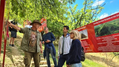 ЂОКОВИЋ У ПОСЕТИ БОСАНСКИМ ПИРАМИДАМА (ВИДЕО+ФОТО) ЂОКОВИЋ У ПОСЕТИ БОСАНСКИМ ПИРАМИДАМА (ВИДЕО+ФОТО)