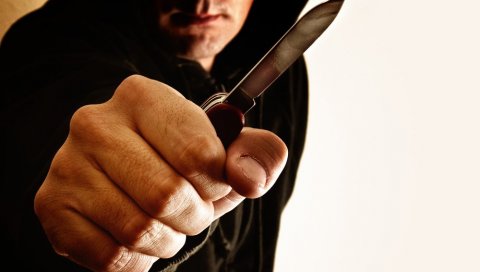 МЛАДИЋА УБАДАО НОЖЕМ: У Новом Саду ухапшен Д. Р. (26), осумњичен да је повредио вршњака МЛАДИЋА УБАДАО НОЖЕМ: У Новом Саду ухапшен Д. Р. (26), осумњичен да је повредио вршњака