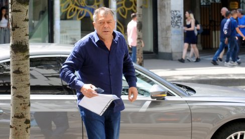 ISPRED HOTELA: Izbušene gume na vozilu firme Novice Tončeva ISPRED HOTELA: Izbušene gume na vozilu firme Novice Tončeva
